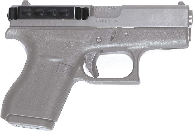 Glock 42 .380 tabancanın sürgüsü boyunca takılmış, siyah çelikten çift taraflı Techna Clip gizli taşıma kemer klipsi; tabanca gri tonda soluk gösterilmiştir