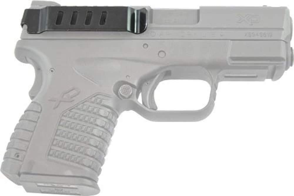 Bir Springfield Armory XD'nin sürgüsü boyunca takılmış, delikli siyah çelikten sağ taraf Techna Clip gizli taşıma kemer klipsi; tabanca gri tonda soluk gösterilmiştir