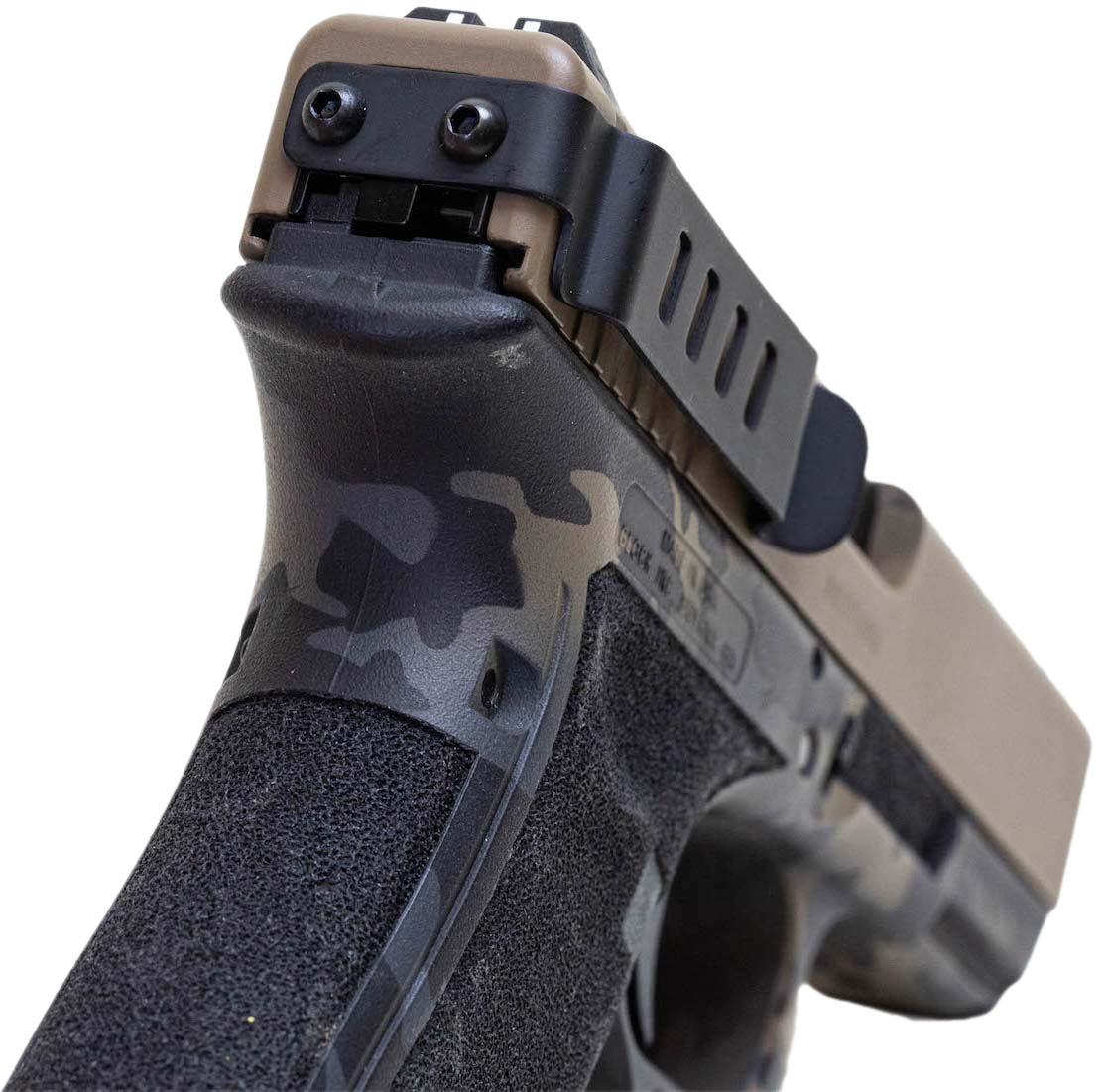 Techna Clip noir ajouré monté sur la glissière d'un pistolet à glissière sable et poignée camouflage, vu de près